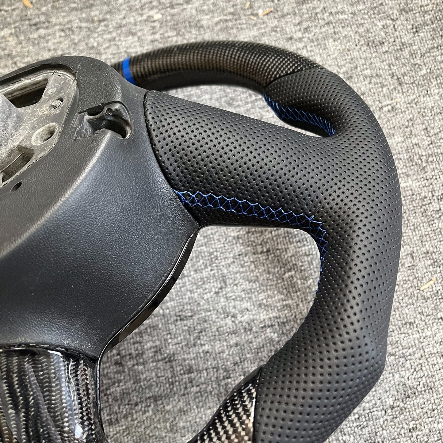 Refurbished Carbon Fiber Perforated leather Steering Wheel Manual Version for TT MK2/R8/S3 8P Black Trim Included